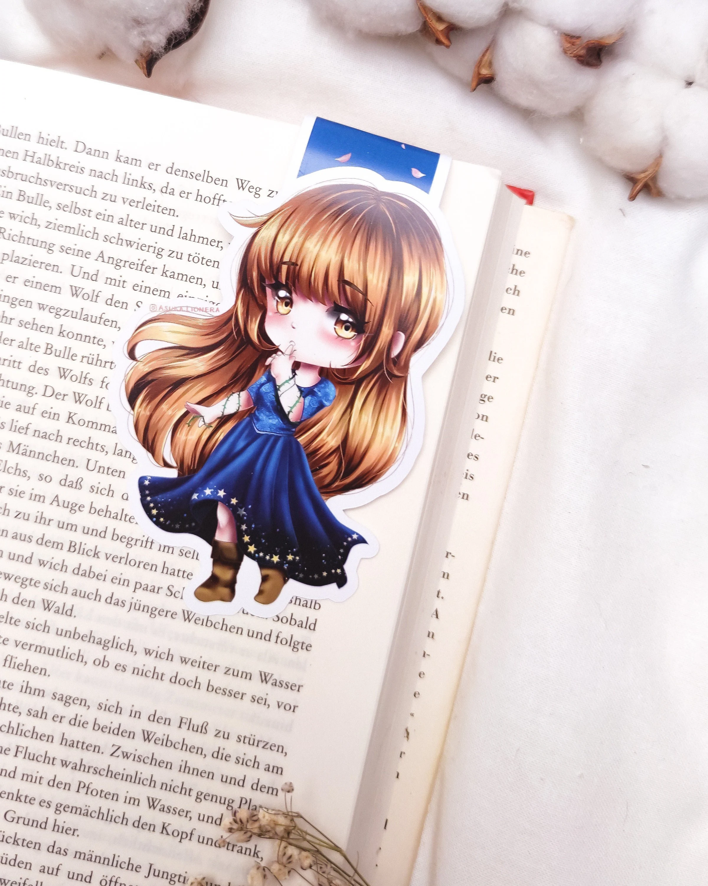 Magnetlesezeichen Vanya – Midnight Princess von Asuka Lionera Magnetlesezeichen asuka_lionera 3 Handgefertigtes Magnetlesezeichen mit der Illustration von Vanya im Sternenkleid aus Midnight Princess von Asuka Lionera.