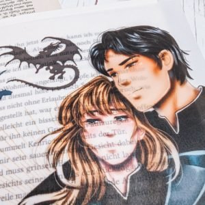 Halb transparentes Page Overlay mit Illustration von Violet und Xaden und fliegenden Drachen für das Buch Fourth Wing von Rebecca Yarros.