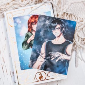 Handgefertigtes Postkarten-Set mit Illustrationen der Charaktere Felicity und Shadow aus dem Buch A Heart of Shadow and Magic von Asuka Lionera.